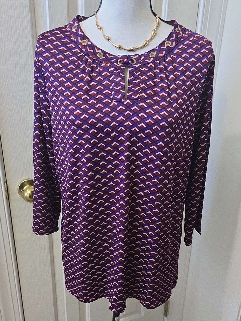 NOTATIONS WOMEN'S LONG SLEEVES PULLOVER TOP WITH GOLDTONE NECKLINE SIZE LARGE